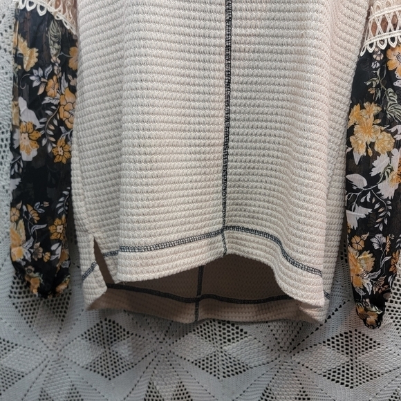 True self size large top with sheer floral sleeves and crochet trim - Picture 3 of 16